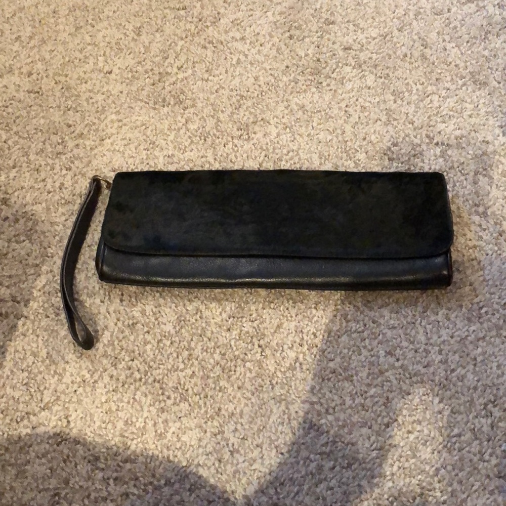 Black hobo clutch